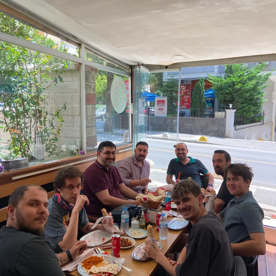 Halit Üstün Eller'de birlikte sofra kuran bir grup müşteri